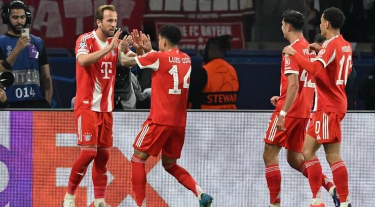 שחקני באיירן מינכן חוגגים עם הארי קיין