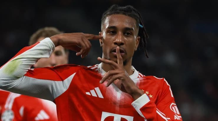 מייקל אוליסה חוגג