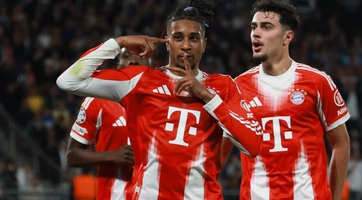 מייקל אוליסה חוגג עם חבריו