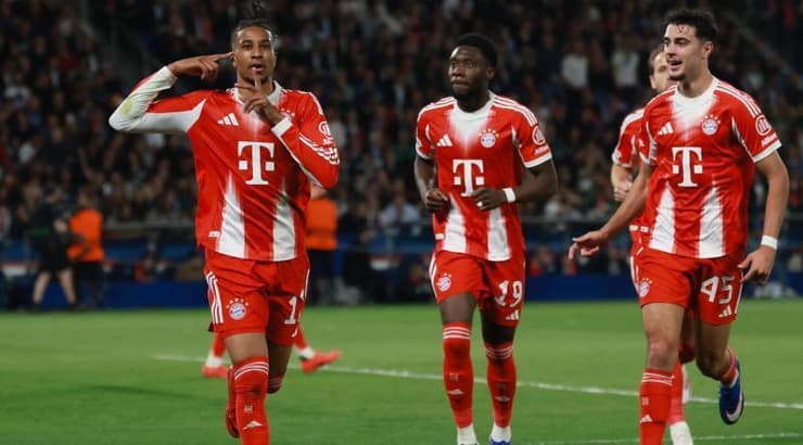 מייקל אוליסה חוגג עם שחקני באיירן מינכן