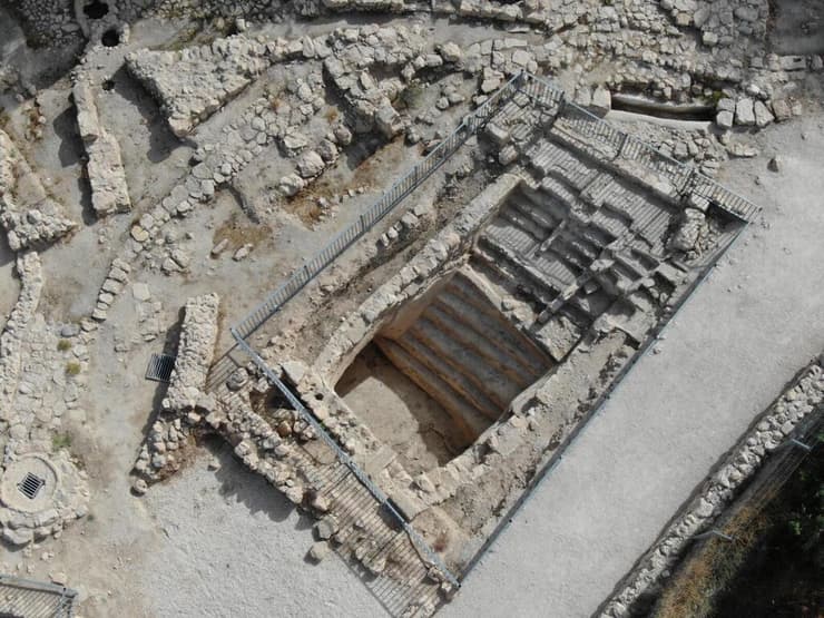 המדרגות שהיו חלק ממקווה הטהרה הגדול מסוגו בארץ, שהתגלה בחפירות בתל חברון 