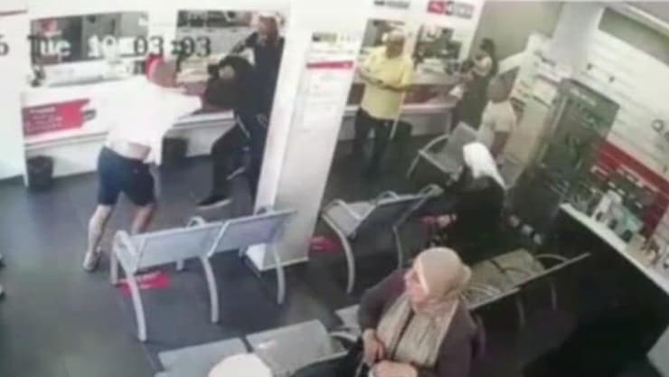 גבר לא רעול פנים פרץ לסניף הדואר בטירה