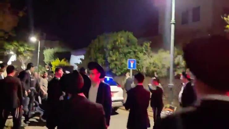 מאות מפגיני הפלג הירושלמי באקשלון (צילום: לפי 27א לחוק זכויות יוצרים ) הפריצה לבית של תא"ל יובל יאמין