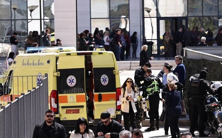  יוון אתונה אירוע ירי קשיש בן 89 פתח ב אש ב בית משפט ו סניף של הביטוח הלאומי