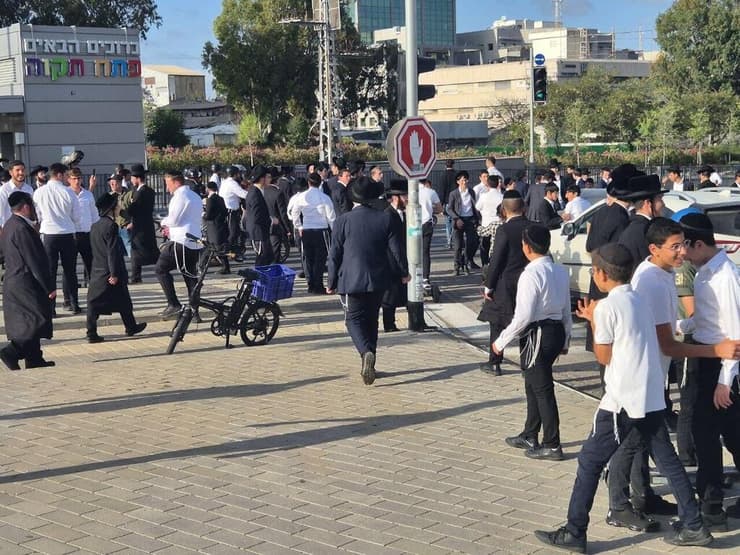 הפגנת חרדים בכביש 4