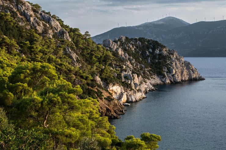 ההתפרצות הצעירה ביותר של הר הגעש מתאנה (בצבע חום), הזורמת אל הים, כשברקע אבן גיר