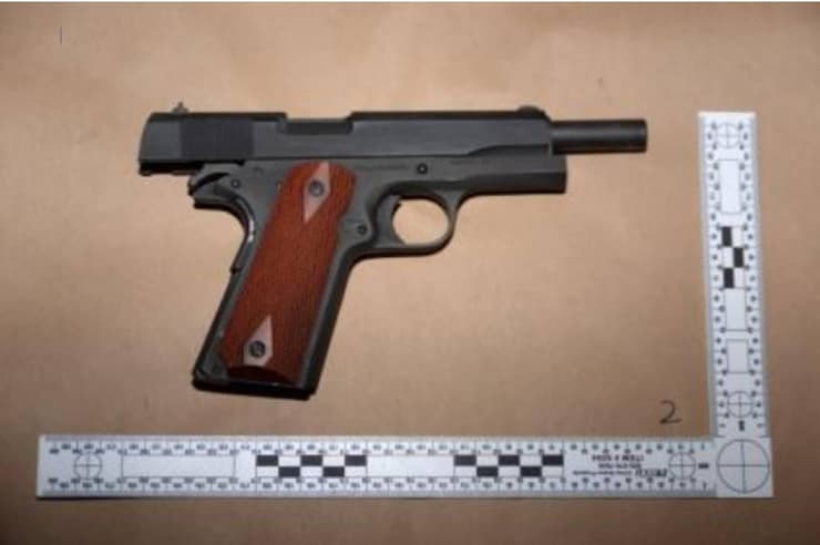 כלי הנשק שבהם החזיק היורה בארוחת כתבי הבית הלבן