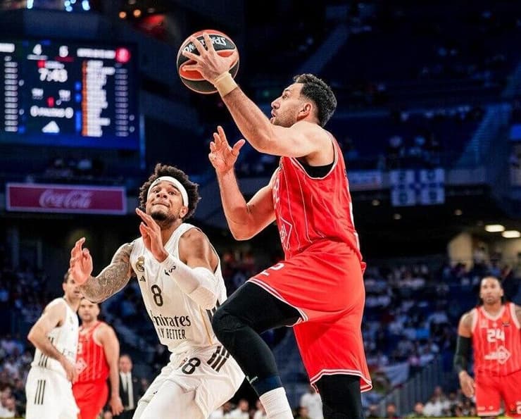 שחקן הפועל ת"א וסיליה מיציץ' מול שחקן ריאל מדריד צ'ומה אוקקה