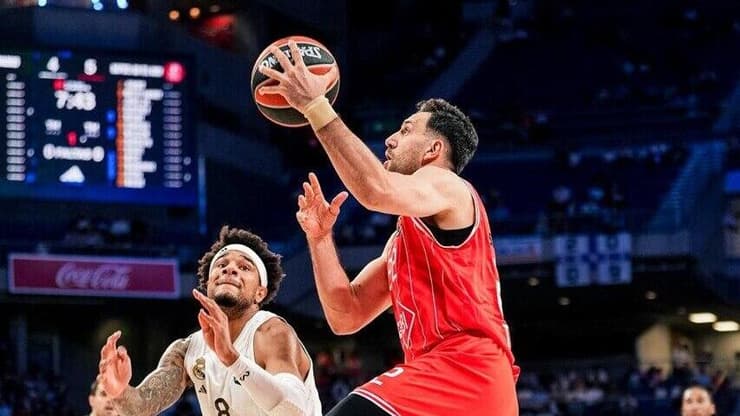 שחקן הפועל ת"א וסיליה מיציץ' מול שחקן ריאל מדריד צ'ומה אוקקה