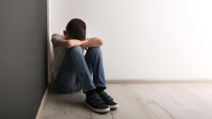 בדידות אלימות נער עצוב שאטרסטוק