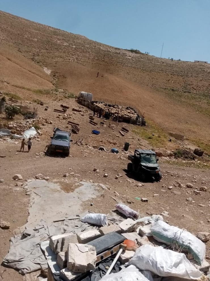 עימותים ב אזורים מסאפר יטא בדרום הר חברון בין פלטינים ו מתנחלים בשל בגלל ניסיון נסיונות גניבת עדרי צאן 