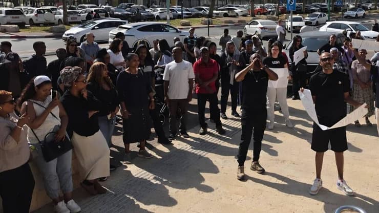 הפגנה מחוץ לבית המשפט