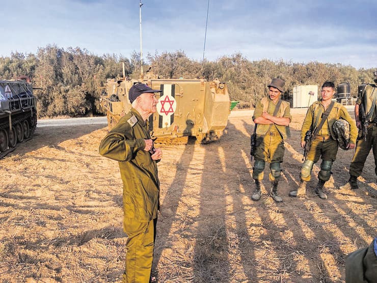עזרא יכין במילואים בהרצאה בפני חיילים