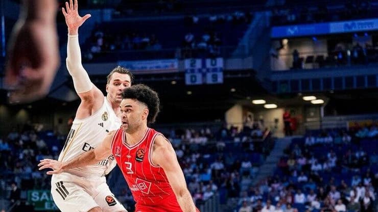 שחקן הפועל ת"א אלייז'ה בראיינט מול שחקן ריאל מדריד מריו הזוניה