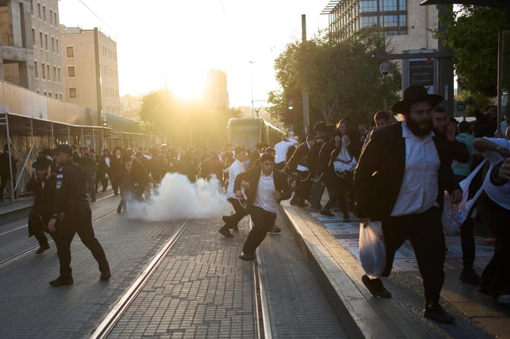 חרדים במחאה בכניסה לירושלים על מעצר עריקים מצה"ל (צילום: AP Photo/Leo Correa) חרדים במחאה בכניסה לירושלים על מעצר עריקים מצה"ל