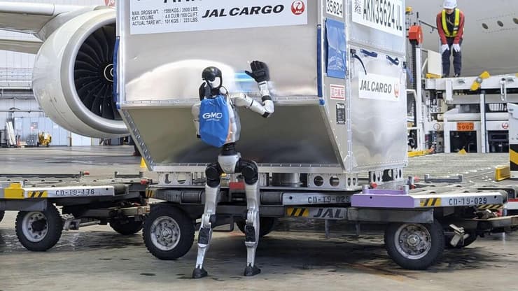 הרובוט של חברת Unitree עובד בשדה תעופה