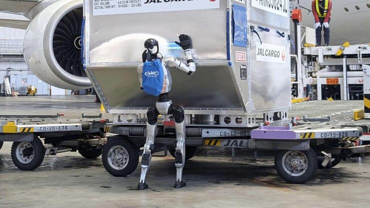 הרובוט של חברת Unitree עובד בשדה תעופה