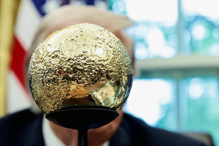 דגם הירח המוזהב על שולחנו של הנשיא טראמפ בבית הלבן