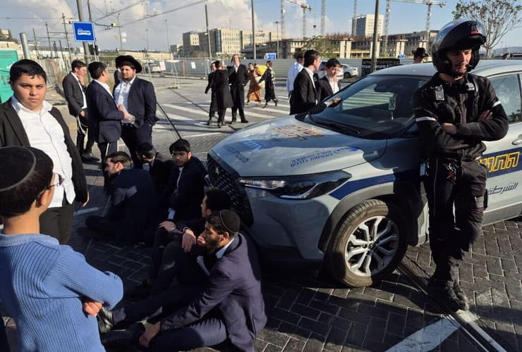 חרדים במחאה בכניסה לירושלים על מעצר עריקים מצה"ל