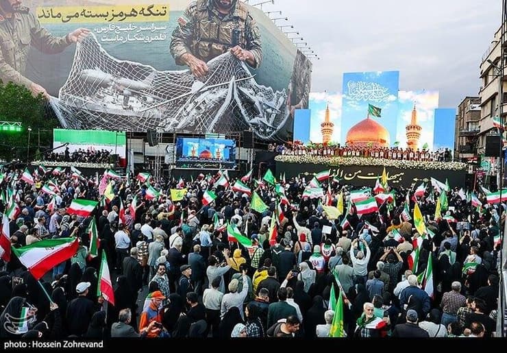 במסגרת ציון יום השנה להולדת האימאם רזא, תושבי איראן יצאו לרחובות להראות תמיכה במשטר ובמנהיג העליון מוג'תבא חמינאי