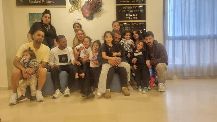 המשפחות המפונות ממושב אשתאול שביתם נהרס לאחר הפגיעה הישירה