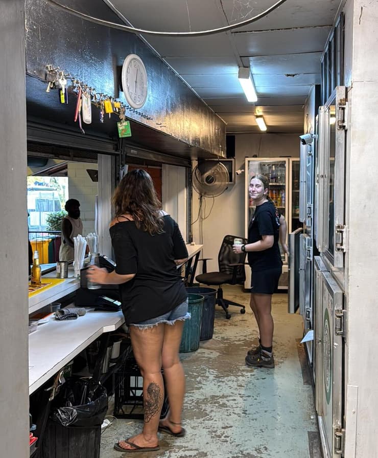 נטע במשמרת ערב בבר