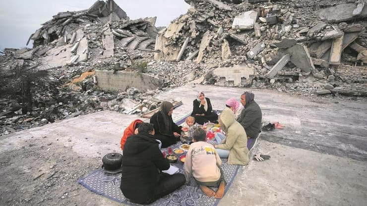 ארוחת שבירת צום הרמדאן בחודש שעבר, בין הריסות העיר עזה