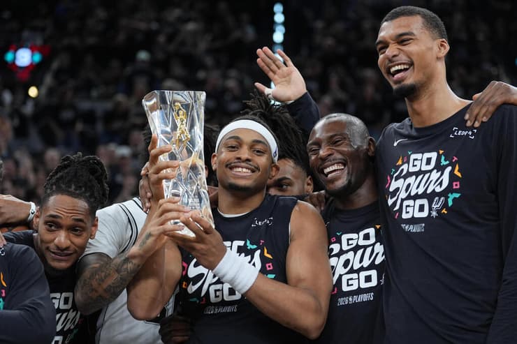 ג'ונסון חוגג עם החברים את הזכייה בתואר השחקן השישי של העונה