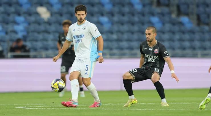 יונתן טפר עם הכדור