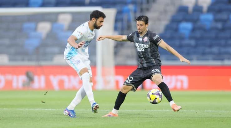 רון אונגר ולירן רוטמן במאבק על הכדור