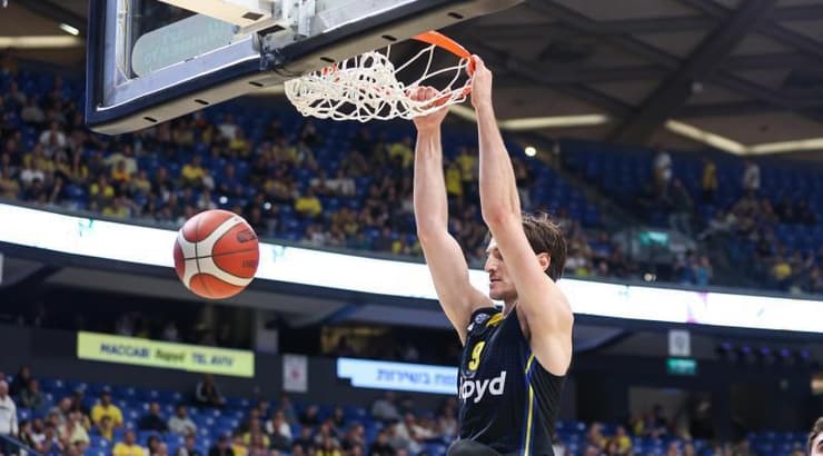 רומן סורקין נתלה על הסל