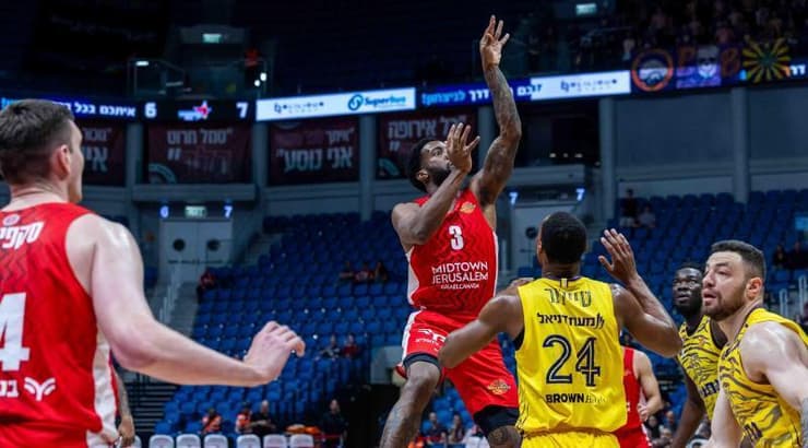 קאדין קרינגטון זורק