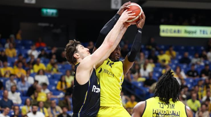 רומן סורקין נאבק עם מוריס קמפ