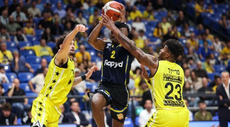 ג'ימי קלארק מוקף בשחקנים