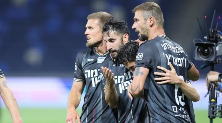 שחקני הפועל חיפה שמחים