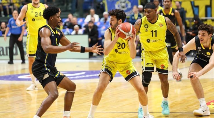 עמית גרשון מול ג'ימי קלארק