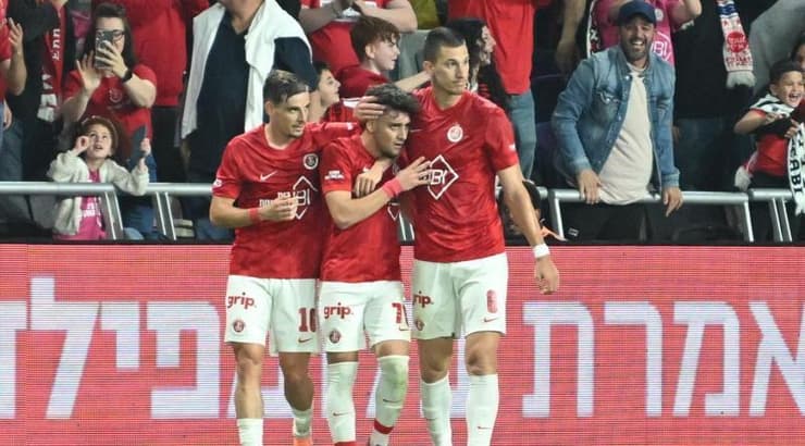 שחקני הפועל תל אביב חוגגים