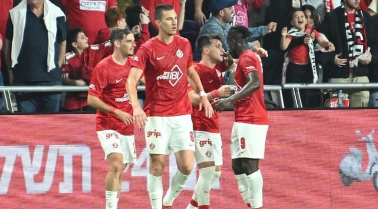 שחקני הפועל תל אביב חוגגים