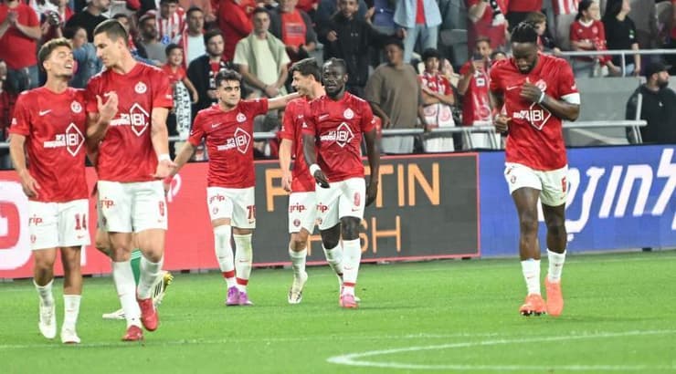 שחקני הפועל תל אביב חוגגים