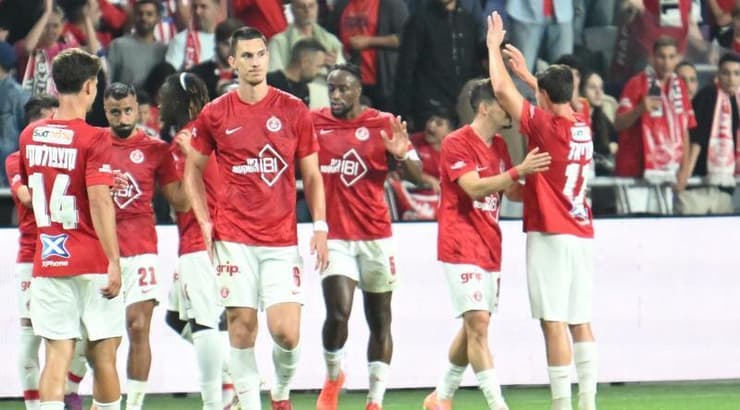 שחקני הפועל תל אביב חוגגים