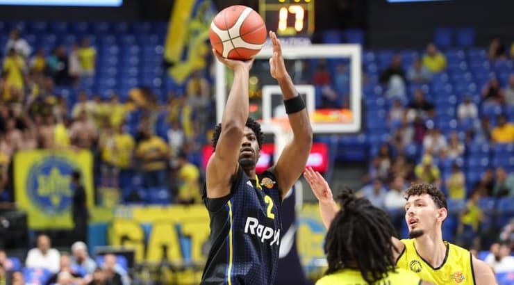 ג'ימי קלארק עולה לסל