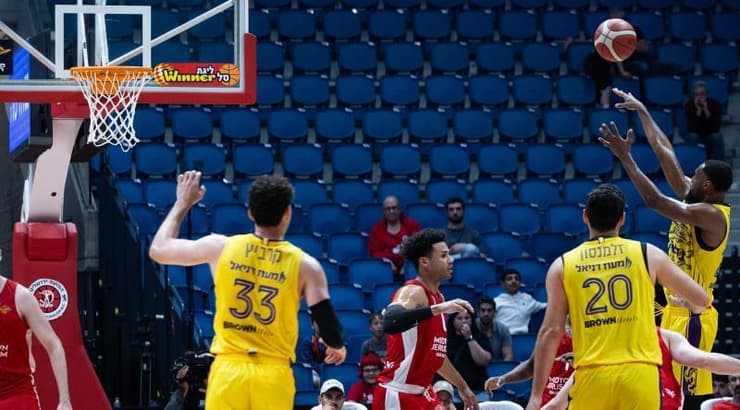 אדאמה סאנוגו זורק