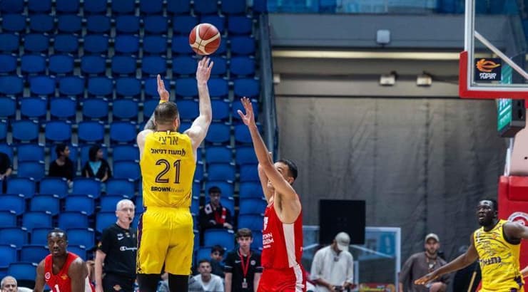 נתנאל ארצי זורק