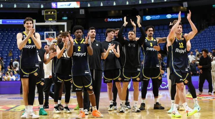 שחקני מכבי תל אביב חוגגים בסיום