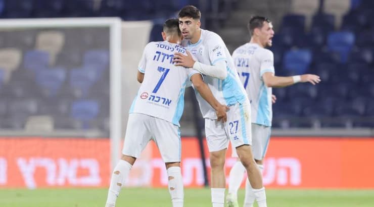 ירין סוויסה שמח עם חבריו
