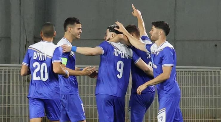 שחקני קריית שמונה חוגגים (לילך וויס-רוזנברג) שחקני קריית שמונה חוגגים