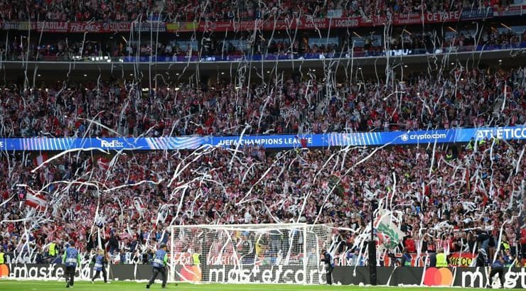 קהל אתלטיקו מדריד בשיגעון לפני המשחק