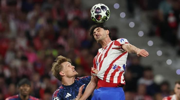 קארדוסו במאבק על כדור גובה