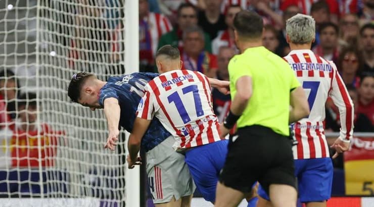 דויד האנצ'קו עם ויקטור יוקרש ברגע בפנדל