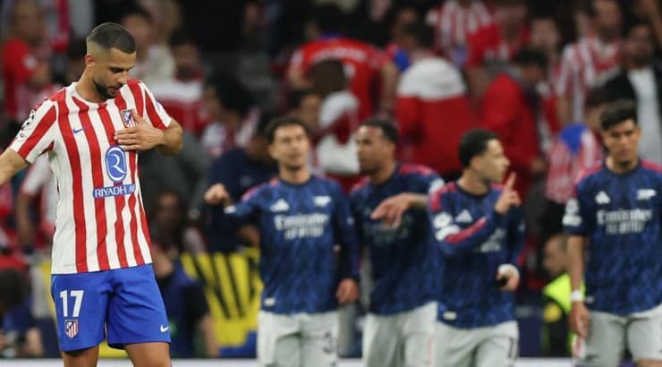 דויד האנצ'קו מתוסכל לרקע שחקני ארסנל חוגגים